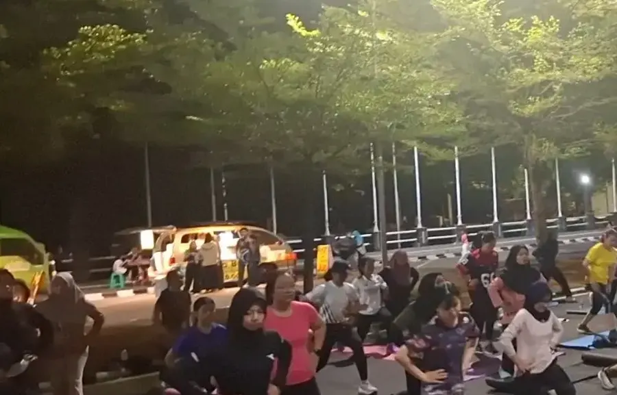 Peserta melakukan gerakan pemanasan sebelum latihan
