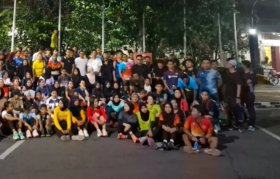 Komunitas pelari dan penggiat olahraga berkumpul di sekitar Stadion Manahan Solo