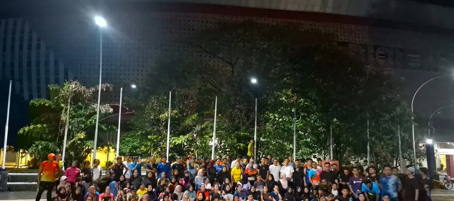 Suasana kawasan Stadion Manahan Solo pada malam hari