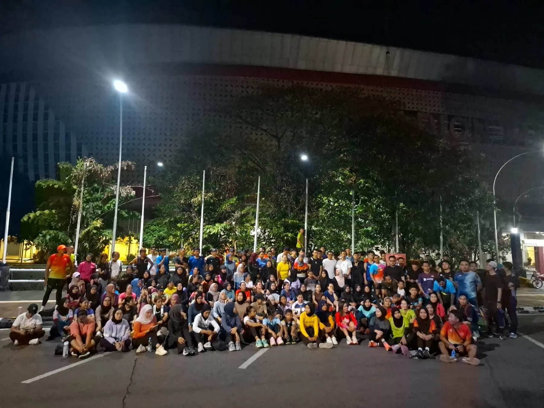 Anggota Sparko berfoto bersama di Stadion Manahan